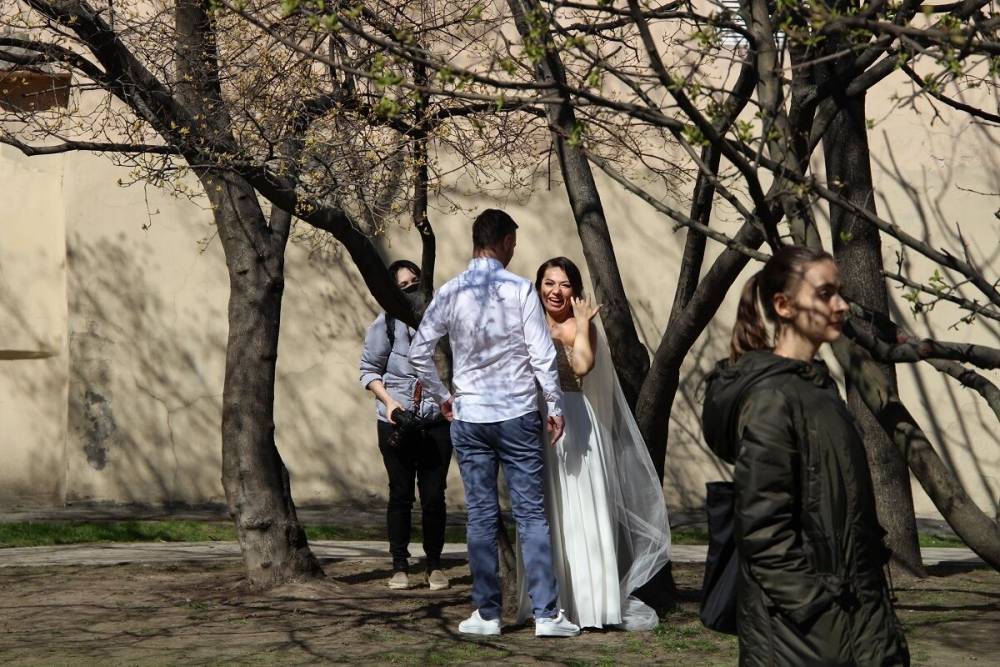 Сад Дружбы остался местом "свадеб у сакуры", несмотря на самоизоляцию - inforeactor.ru