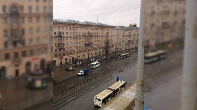 Машине пришлось выехать на встречную полосу на проспекте Стачек - piter.tv - Петербурга
