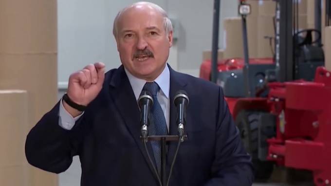Александр Лукашенко - Наталья Эйсмонт - Лукашенко принял решение не отменять в Белоруссии парад на 9 мая - piter.tv - Белоруссия