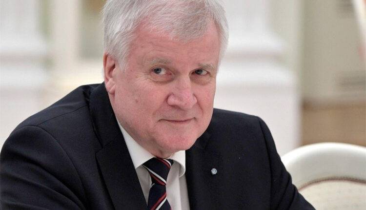 Хорст Зеехофер - Министр спорта Германии поддержал идею возобновления футбольного чемпионата - newtvnews.ru - Германия