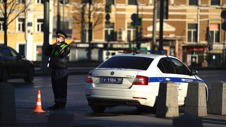 Видео: легковушка, испугавшись грузовика, влетела в парадную в Петербурге - 5-tv.ru - Санкт-Петербург