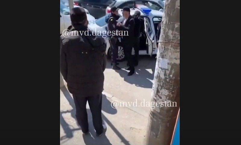 Житель Дагестана во время конфликта с полицейским показал ему свою любовь - bloknot.ru - Махачкала - респ. Дагестан