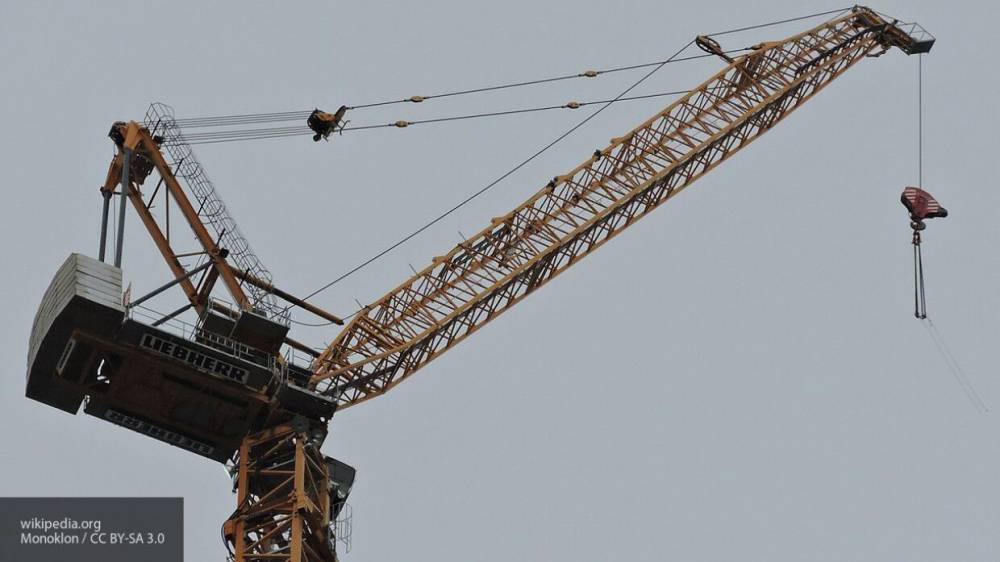 Башенный кран рухнул на крышу жилого дома в Саратове - nation-news.ru - Саратов