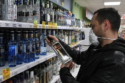 Михаил Мурашко - Россияне пристрастились к алкоголю на самоизоляции - lenta.ru - Россия