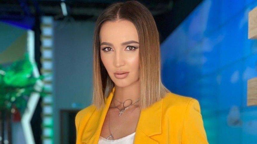 Ольга Бузова - Ольга Бузова сразила фанатов образом плохой училки - 5-tv.ru