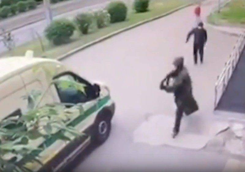 Момент нападения на инкассаторов Сбербанка в Красноярске попал на видео - bloknot.ru - Красноярск - Нападение