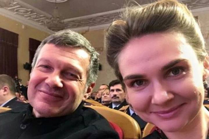 Владимир Соловьев - Соведущая Соловьева раскритиковала штрафы за отказ от вакцинации: «Роль вареных лягушек» - mk.ru - Россия