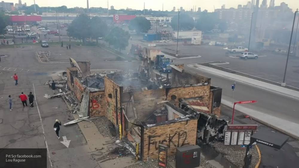 Протестующие в Миннеаполисе подожгли банк и машины на парковке - nation-news.ru - США - шт. Миннесота - Fargo - county Wells - Миннеаполис
