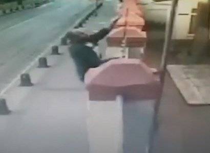 Сорвавший крест с армянской церкви в Стамбуле мужчина через два часа после задержания оказался на свободе - news.am - Турция - Стамбул