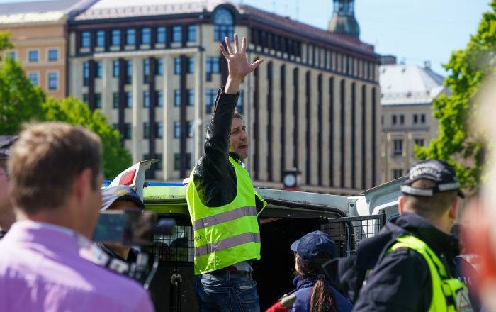 Активистов "Фронта народной власти" схватили и задержали у памятника Свободы в Риге - lv.sputniknews.ru - Франция - Рига - Латвия