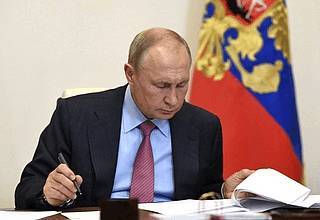 Владимир Путин - Путин: необходимо понять, как работать после снятия ограничений по коронавирусу - live24.ru - Москва - Россия