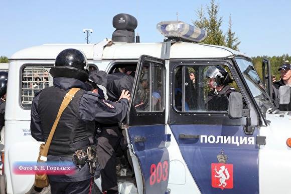Валерий Горелых - В Екатеринбурге неадекватный мужчина напал на полицейских. Они применили оружие - znak.com - Екатеринбург - Свердловская обл.