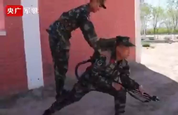 Необычные тренировки китайских огнеметчиков попали на видео - politexpert.net - Китай