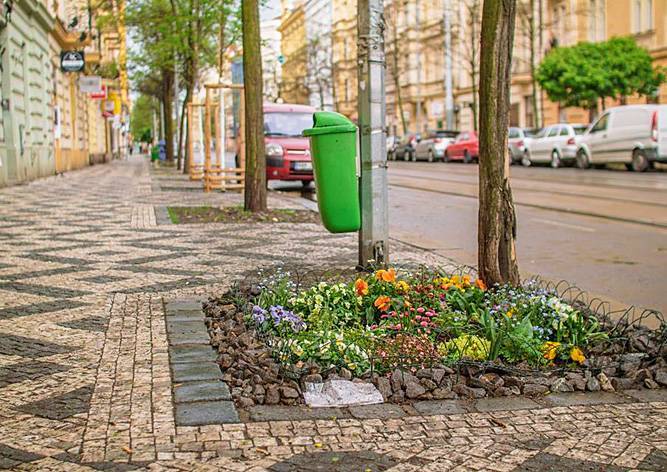 В Праге садоводы-энтузиасты украсили улицы цветами - vinegret.cz - Прага