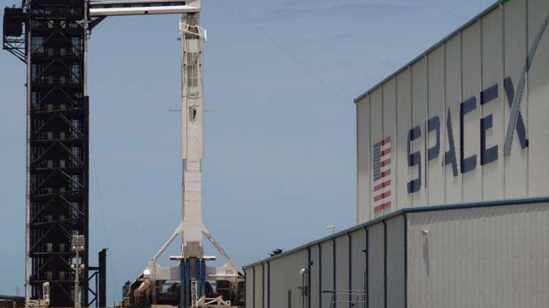 Илона Маску - Роберт Бенкен - Херли Даг - Американские астронавты отправятся на МКС на борту ракеты SpaceX - usa.one - США