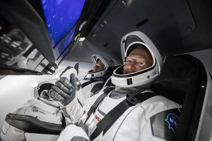 Дональд Трамп - Майк Пенс - Роберт Бенкен - Херли Даг - Ракета Falcon-9 с двумя астронавтами на борту стартовала к МКС - vm.ru - США