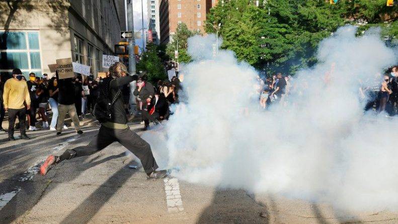 В Миннеаполисе полиция распылила слезоточивый газ на журналистов - usa.one - США