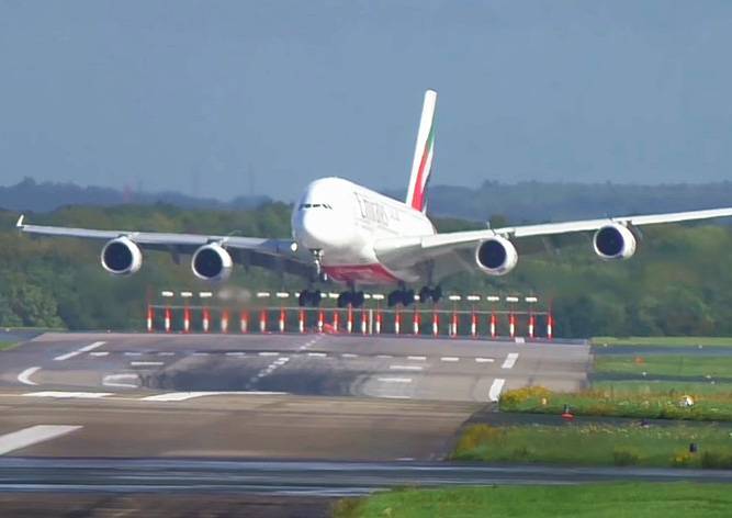 Видео: пассажирский A380 занесло при посадке в Германии - vinegret.cz - Англия - Германия - Польша - Швеция - Чехия - Дания - Голландия - Прага