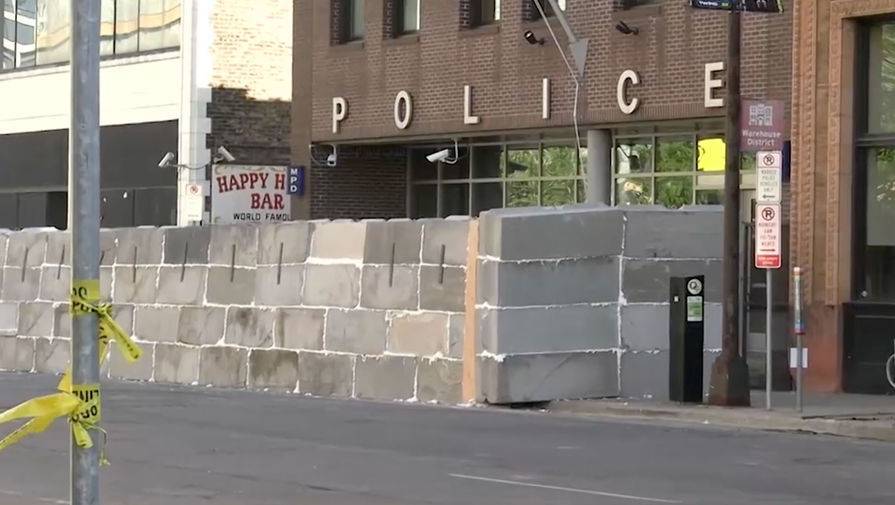 Джордж Флойд - У полицейского участка в Миннеаполисе возвели бетонную стену - gazeta.ru - США