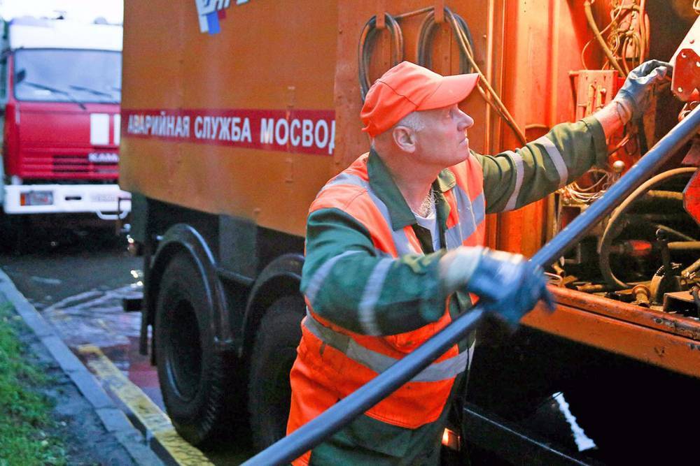 Петр Бирюков - Почти 100 деревьев повалило в Москве из-за непогоды - vm.ru - Москва