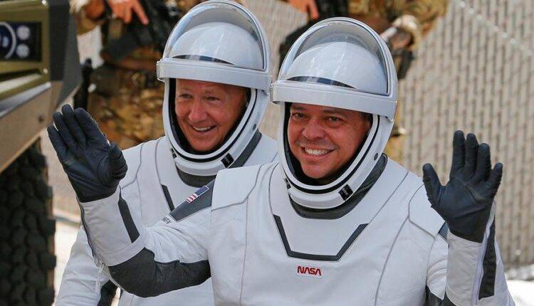 Роберт Бенкен - Херли Даг - Астронавты США на борту Crew Dragon сняли скафандры - newtvnews.ru - США