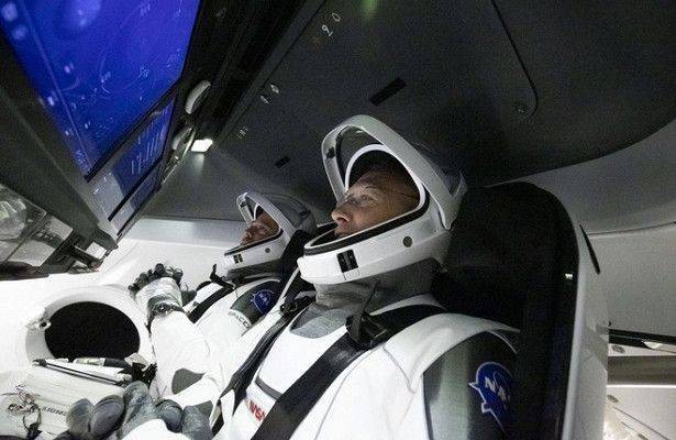 Роберт Бенкен - Херли Даглас - Космический корабль Crew Dragon с двумя астронавтами на борту вышел на орбиту - usa.one - шт.Флорида