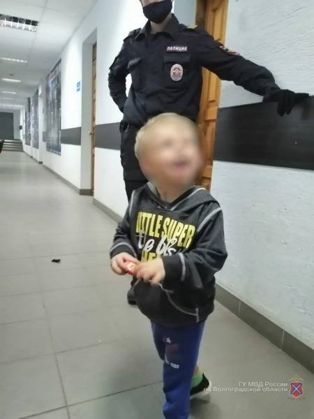 В Волгограде мать попросила прохожую присмотреть за сыном на улице и скрылась - znak.com - Россия - Дзержинск - Волгоград - Волгоградская обл.