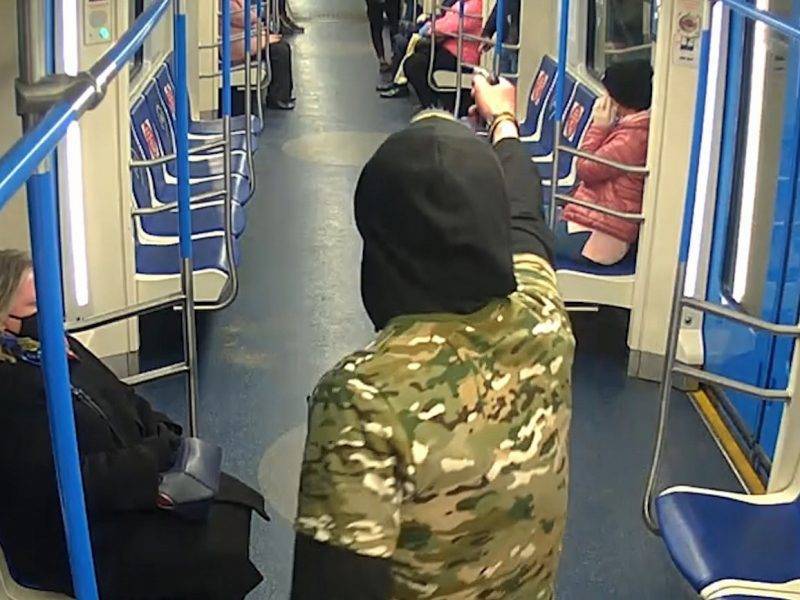 Неадекватный мужчина угрожал пассажирам московского метро ножом и пистолетом - bloknot.ru - Москва - Московская обл.