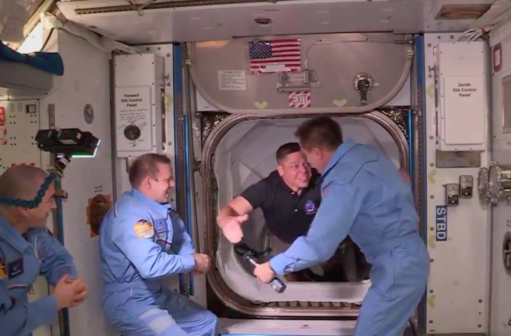 Илон Маск - Роберт Бенкен - Экипаж корабля Crew Dragon перешел на МКС — видео - theins.ru - США