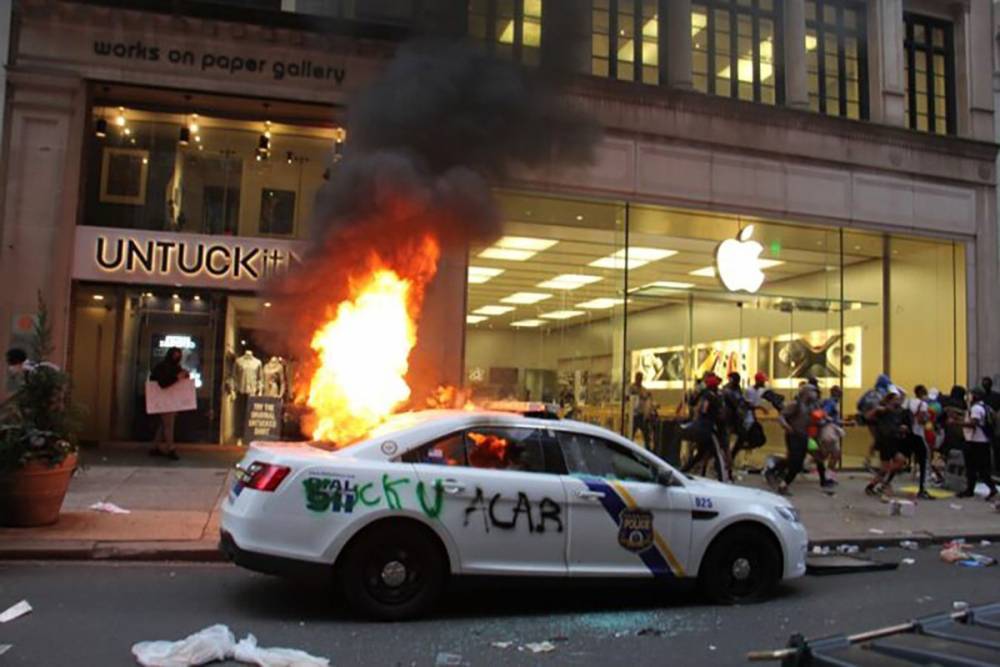 Джордж Флойд - Вакханалия в США: мародеры грабят магазины Apple – шокирующие видео - 24tv.ua - США - шт. Миннесота - Филадельфия - Протесты