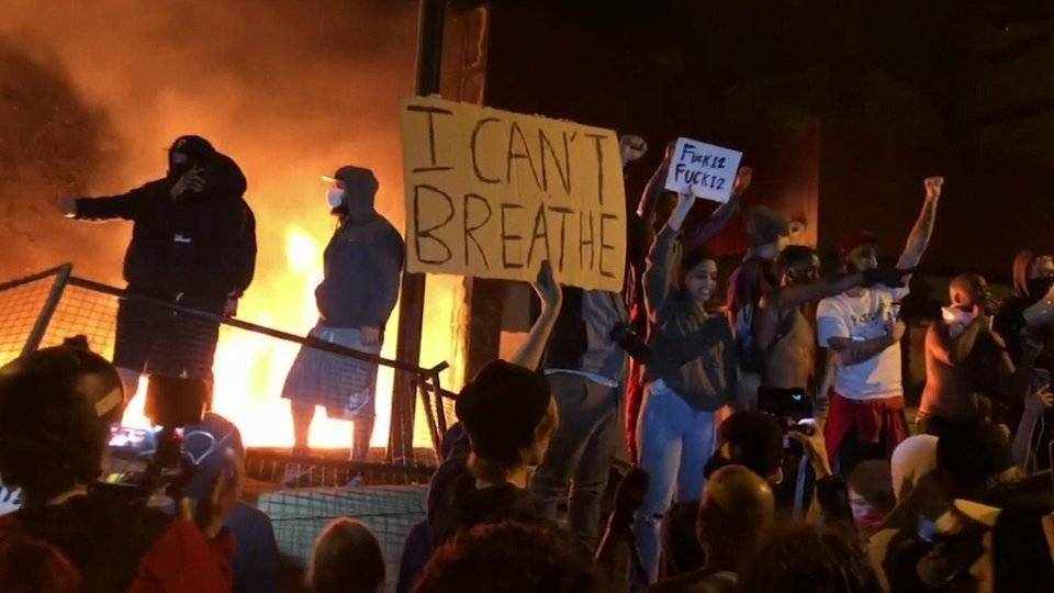 Джордж Флойд - Американские города охвачены беспорядками, вызванные гибелью афроамериканца после задержания полицейскими - 1tv.ru - США