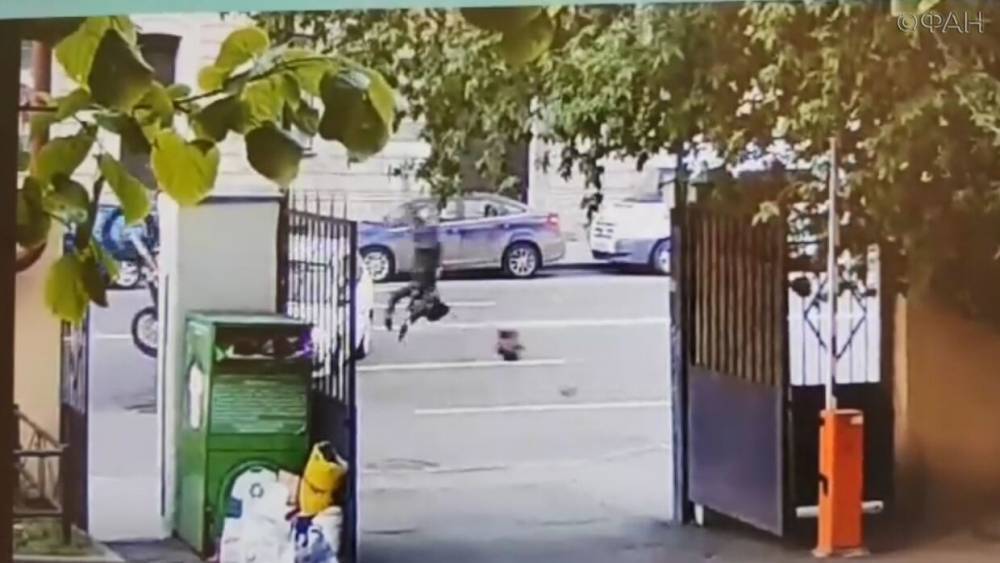 ФАН публикует видео столкновения байкера с иномаркой в Петербурге - riafan.ru - Москва - Санкт-Петербург