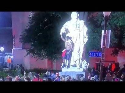 Во время беспорядков в Луисвилле оторвали руку символу города - news.am - Армения - Франция - штат Кентукки - Луисвилл