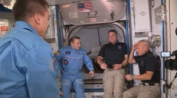 Командир экипажа Crew Dragon ударился головой при переходе на МКС - govoritmoskva.ru - США