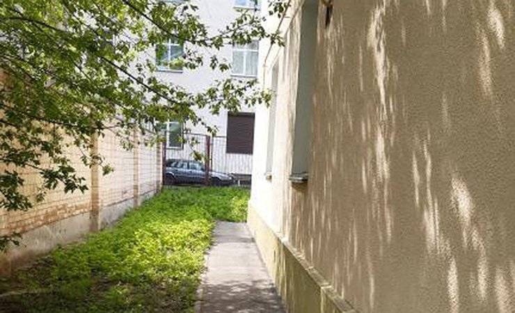 Под окнами одного из домов Гомеля поселились бомжи — фото - gomel.today - Гомель
