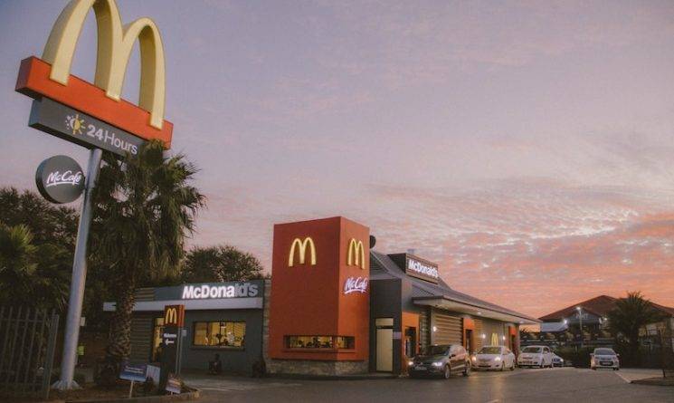 Ничего не подозревающий сотрудник McDonald's принял заказ у грабителя в его кепке и часах - usa.one - Россия - Великобритания