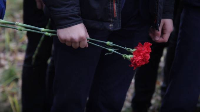 Авиация ЗВО в День Победы пролетит над Пискаревским мемориалом - piter.tv - Россия - Санкт-Петербург