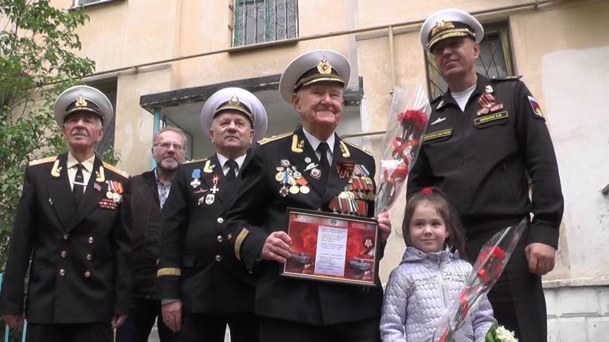 Черноморский флот поздравил ветерана с Днем Победы мини-парадом во дворе дома - riafan.ru - Россия - Севастополь