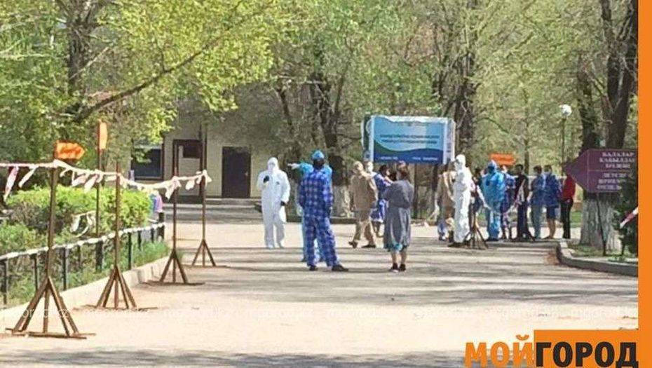 В Уральске пациенты с Covid-19, выбившие двери больницы, заплатят штраф - informburo.kz - Уральск