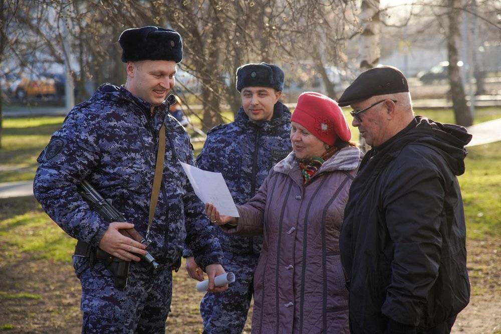 Сотрудники Росгвардии провели более 3,5 тысяч профилактических бесед с начала мая - vm.ru - Москва