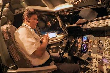 Денис Евдокимов - Пилот сгоревшего в Шереметьево Superjet впервые дал интервью - lenta.ru - Россия