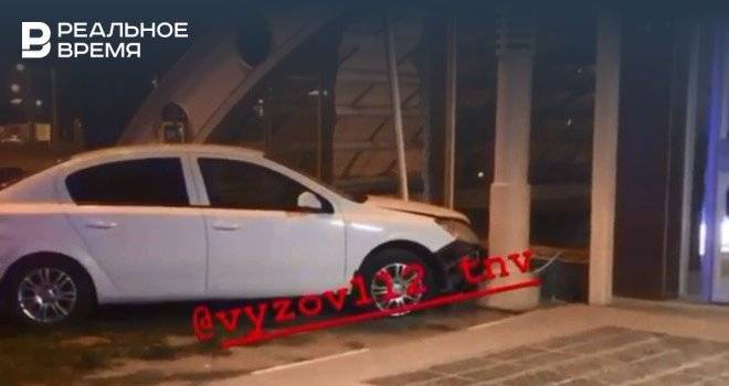 Ночью в Казани автомобиль на полном ходу протаранил станцию метро «Проспект Победы» - realnoevremya.ru - Казань