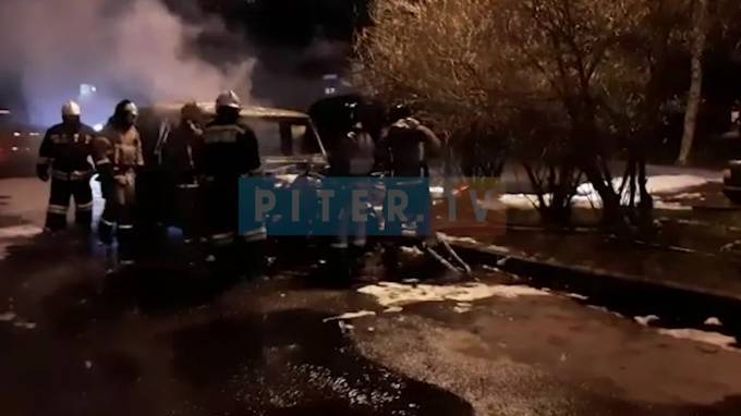 На улице Кораблестроителей сгорели два автомобиля - piter.tv - Санкт-Петербург