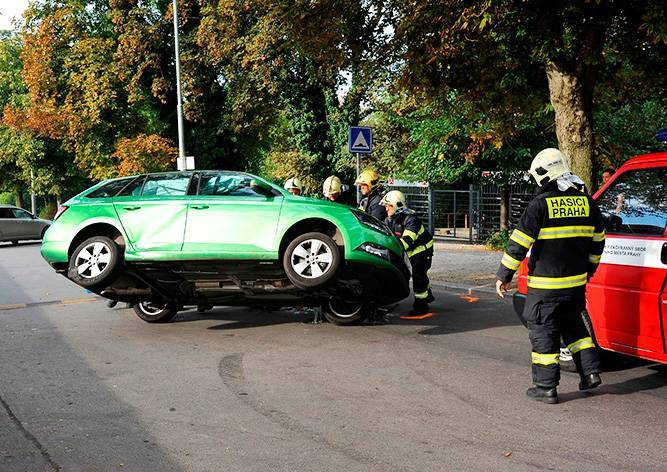 Ford Focus - В Праге автомобиль впервые сам вызвал помощь после ДТП - vinegret.cz - Прага