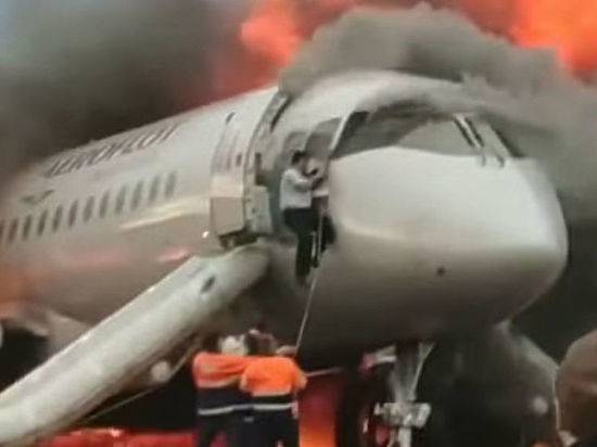 Денис Евдокимов - ssj100 - Пилот сгоревшего в Шереметьево SSJ100 назвал причину крушения самолета - newtvnews.ru