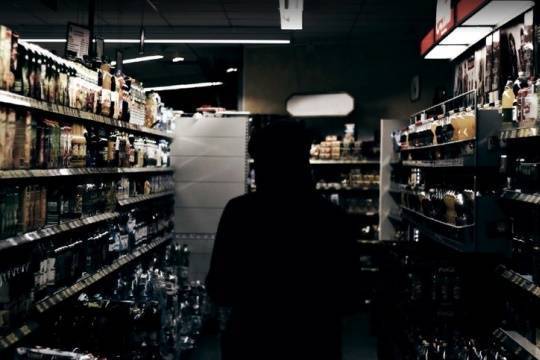 На территории РФ вступил в силу закон о запрете продажи алкоголя в жилых домах - versia.ru - Россия