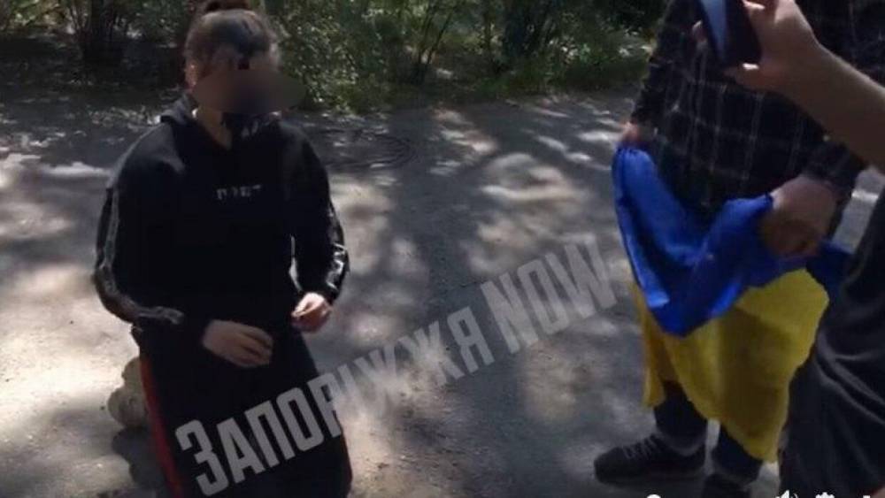 Националисты устроили самосуд над девочкой, снявшей на видео срыв флага Украины - riafan.ru - Украина - Киев - Запорожье