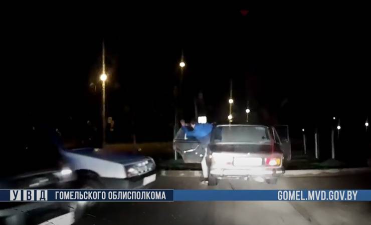 Сбежать не удалось. Посмотрите, как гаишники задерживали пьяного бесправника на «Хуторе» — видео - gomel.today - Гомель