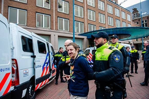 В Гааге прошел митинг против ограничительных мер, введенных на фоне пандемии коронавируса - znak.com - Гаага