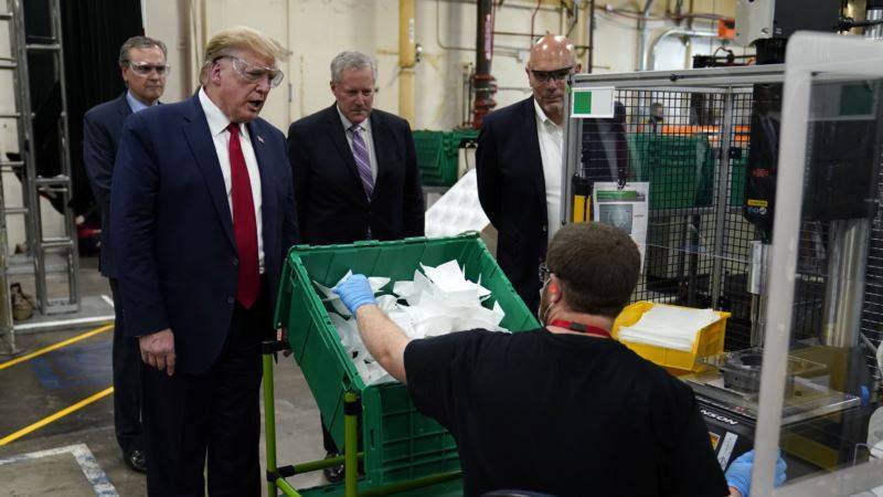 Дональд Трамп - Трамп осмотрел новую фабрику по производству масок в Аризоне - golos-ameriki.ru - Вашингтон - шт. Аризона